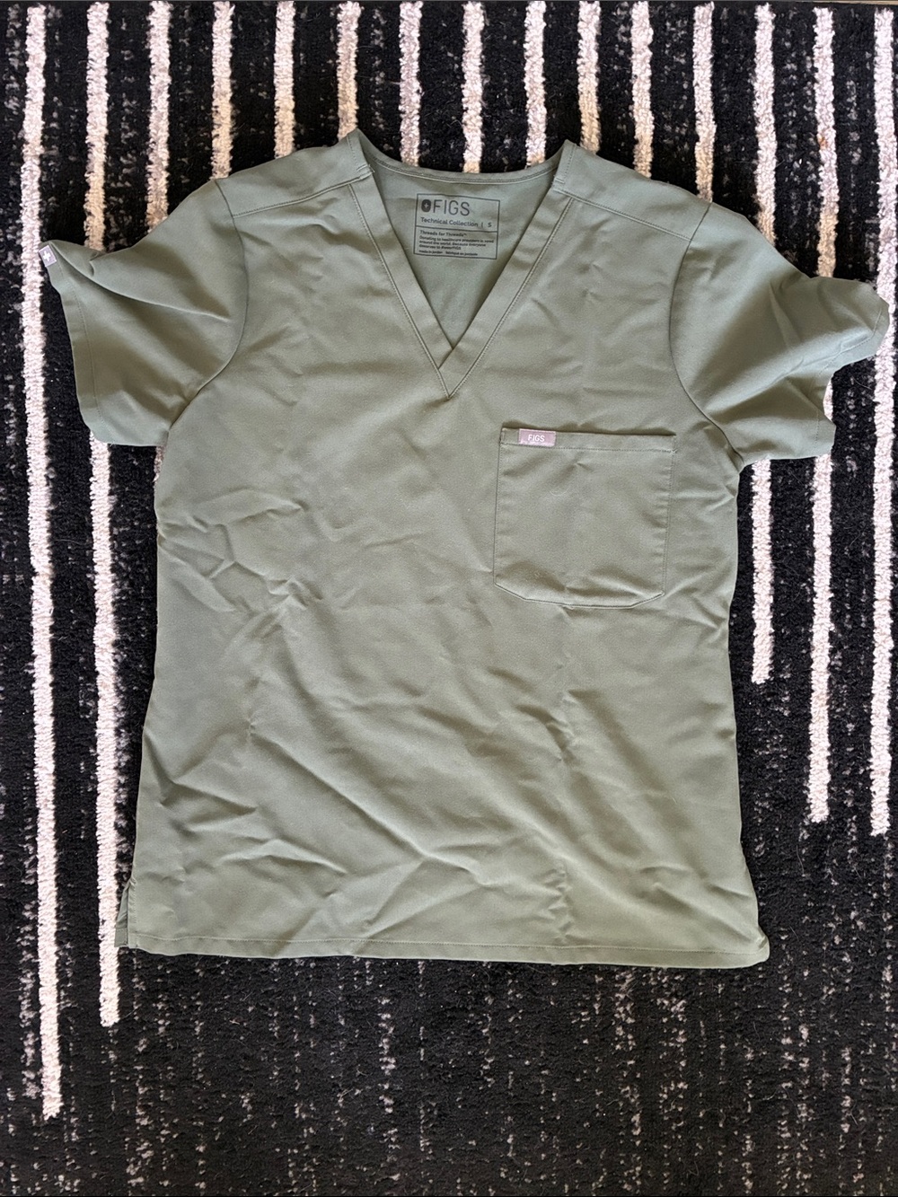 Figs Women’s Caterina Short Sleeve Pocket Scrub Top in Moss Small